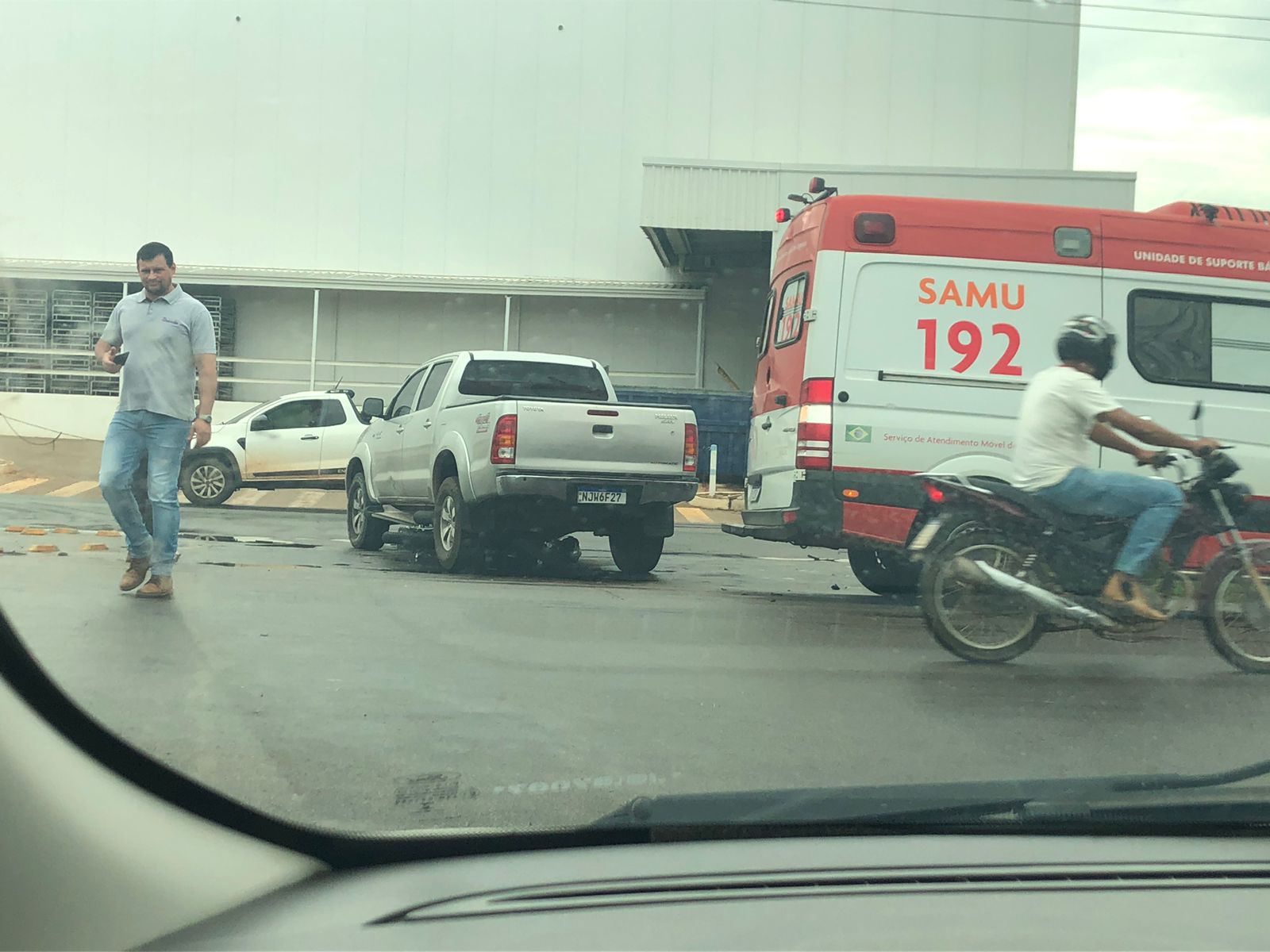 Video - Vitima de acidente embaixo da camionete em acidente na Cascavel com a Paraná - Reporter Bony Araujo